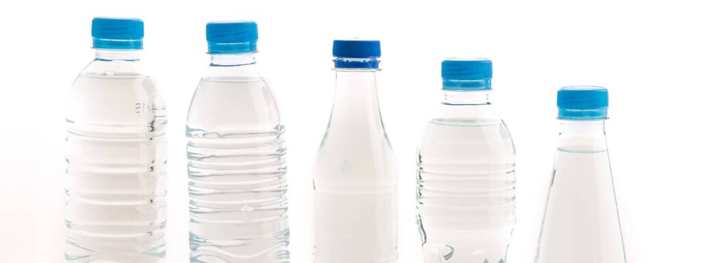 Riutilizzare le bottiglie di plastica è davvero una buona abitudine?